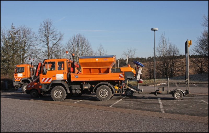 MAN LE10.220 mit Vorwahntafel auf dem Rasthof Sauerland-Ost bei schnsten Sonnenschein. (26.01.2009)


