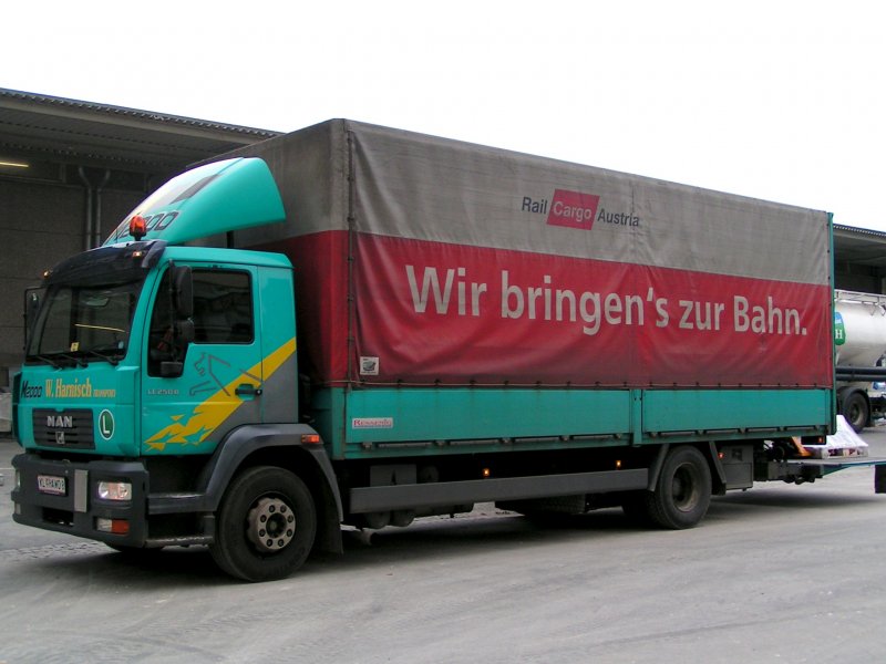 MAN-LE250B ist im Auftrag von Rail-Cargo-Austria in Klagenfurt unterwegs; 081111