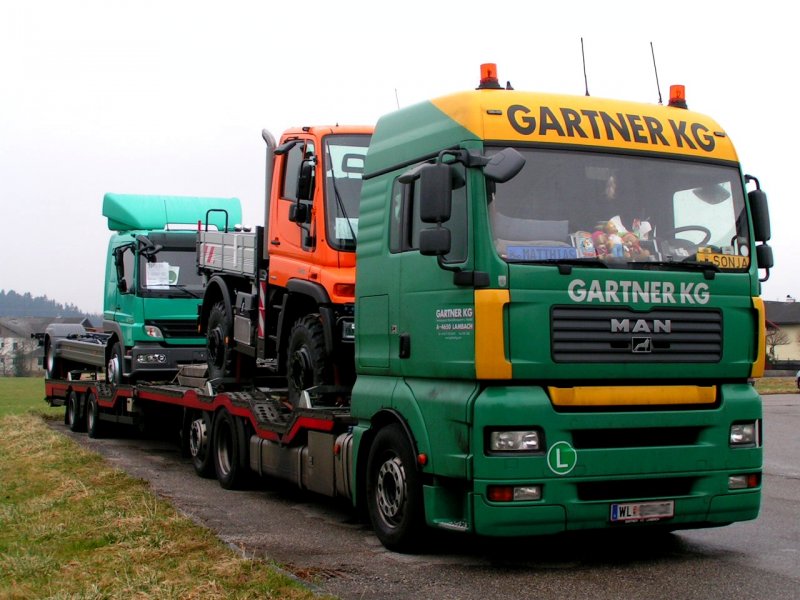 MAN-Sattelauflieger; Ladegut:Unimog U400 und einem ATEGO1524; 080308