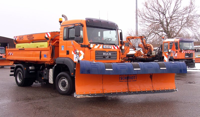 MAN TGA 18.350 (Ersatz fr den MB) mit Schmidt Tarron MS 40.1 und Kpper Weisser IMS Streuautomat