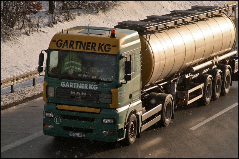 MAN TGA 18.430 D20 CommonRail von GARTNER KG ist mit einem Kesselauflieger ins Ruhrgebiet unterwegs. (12.02.2009)
