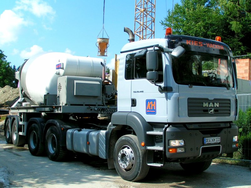 MAN TGA26.440 einer Bayrischen Firma mit Betonmischerauflieger hat soeben den Betonkbel bei einer Baustelle in RIED i.I. gefllt; 080805