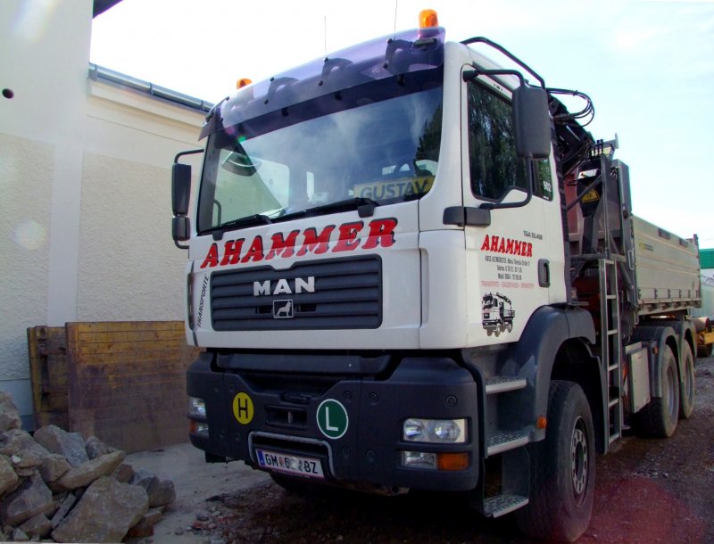MAN TGA33.410 wartet auf einer Baustelle auf die Beladung; 080810