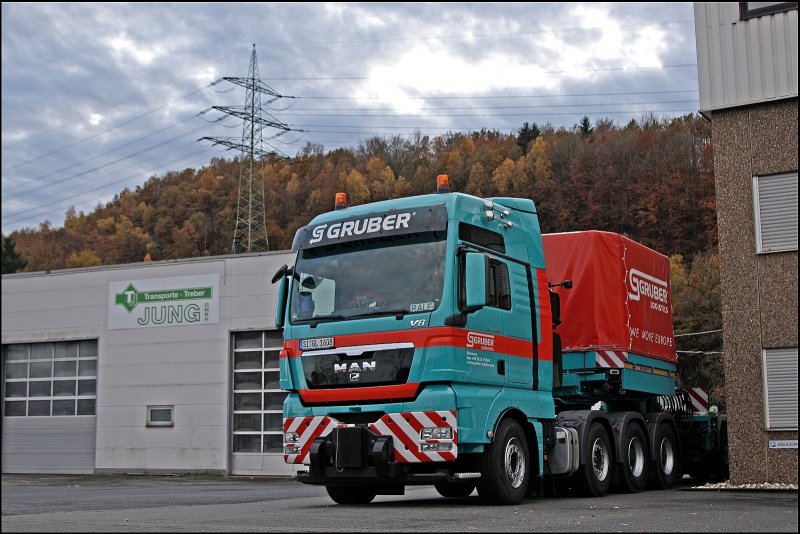 MAN TGX 41.680 auf dem Betriebsgelnde der GRUBER LOGISTICS Germany in Kreuztal. Aufgenommen von der Strae aus. (02.11.2008)
