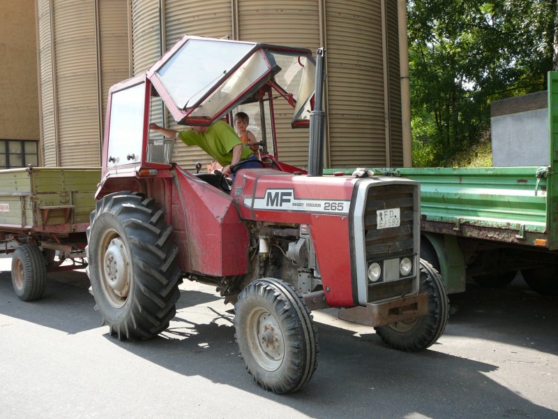 Massey Ferguson 265 verlsst die Getreideentladung der Raiffeisenwarenzentrale in 36088 Hnfeld, 31.07.08