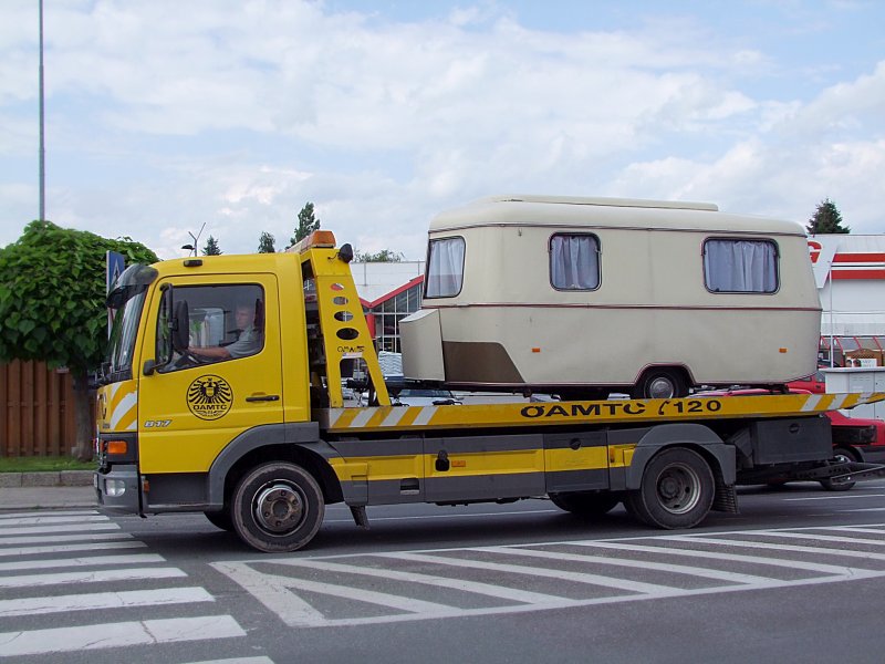 MB-817 des  ÖAMTC  transportiert einen etwas älteren Wohnwagen;090710