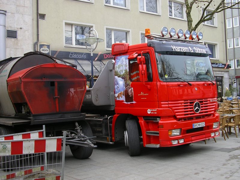 MB Actros der Firma Harzem und Shne,das Bild mit den Bren faszinierte mich,gesehen in der Dortmunder City.(11.04.2008)
