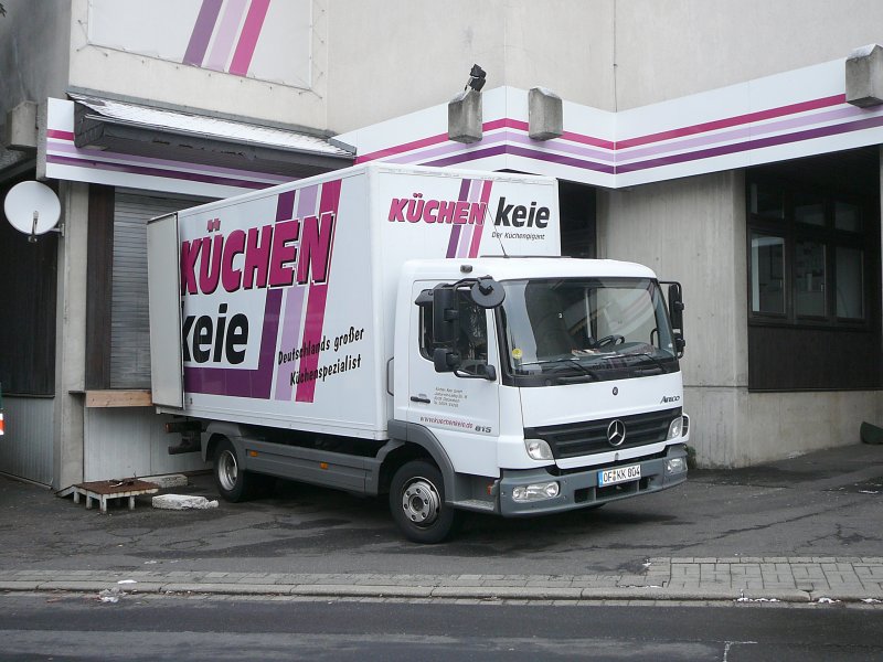 MB Atego 815 der Firma  Kchen-Keie  abgestellt an der Laderampe des Kchenstudios in Fulda, 25.11.2008