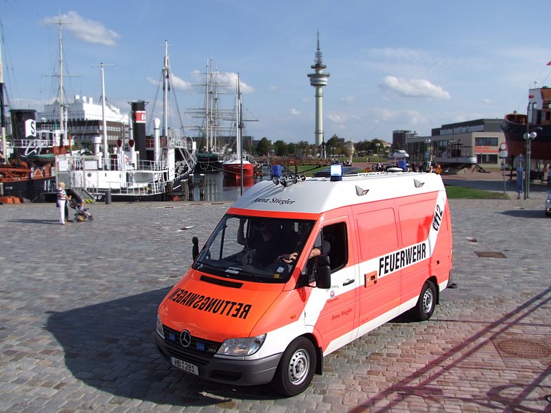 MB-CDI313;Rettungswagen(mit gespiegelter Aufschrift) eilt zu einem Fehlalarm ins MEDITERRANEO in Bremerhaven;090826