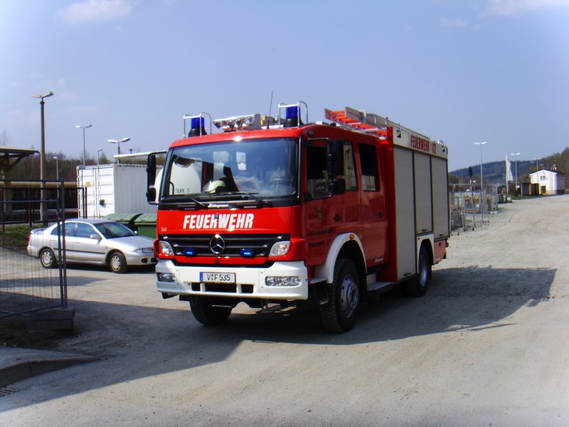 MB Feuerwehrfahrzeug der Freiwilligen Feuerwehr Adorf/Vogtland am 12.04.2009 zu einem  Einsatz  am Adorfer Bahnhof.
