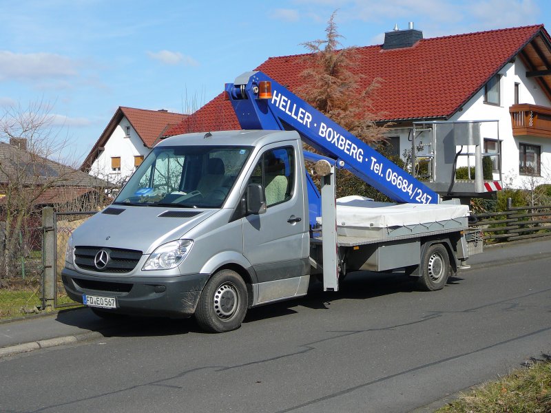 MB Sprinter der Firma Heller mit Hubarbeitsbhne und kleiner Ladeflche am 20.03.09 in 36100 Petersberg - Marbach