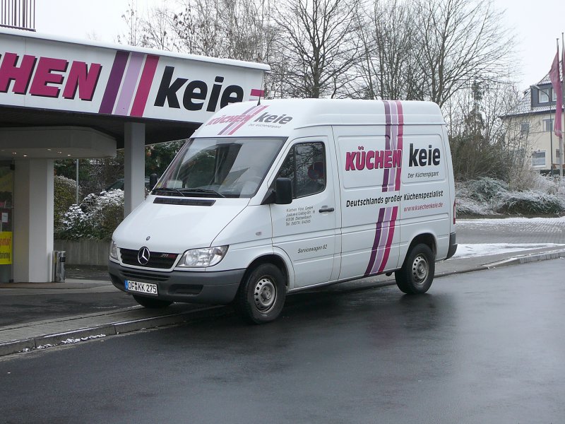 MB Sprinter der Firma  Kchen-Keie  abgestellt vor dem Kchenstudio in Fulda, 25.11.2008