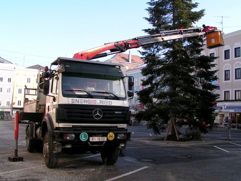 MB1831 der  Energie-Ried  bei der Demontage der Christbaum-Weihnachtsbeleuchtung;090113