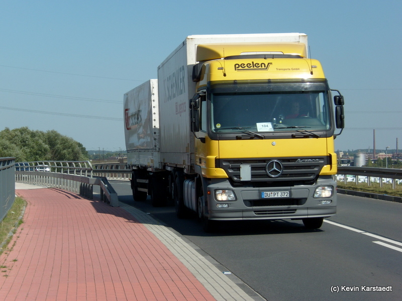 Mercedes-Benz Actros LKW der Firma peelen Transporte GmbH fhrt am 24.August.2009 ber eine Brcke Richtung Hafengebiet!