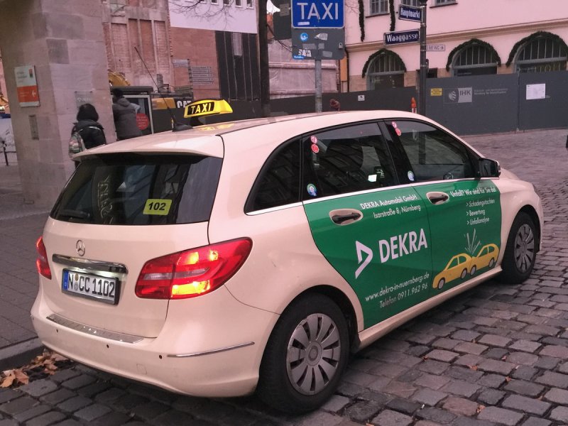 Mercedes Benz B Klasse Taxi Mit Starker Gruner Werbung Gesehen Am 15 November 2015 In Nurnberg Am Hauptmarkt Fahrzeugbilder De