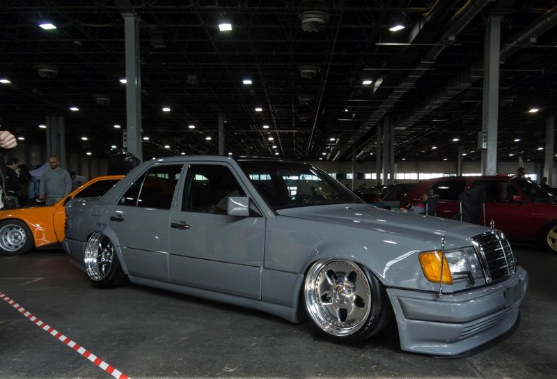 Mercedes Benz E Klasse W124 Mit Schoner Tuning Fotografiert Auf Der Automobil Und Tuning Show Marz 2017 Fahrzeugbilder De