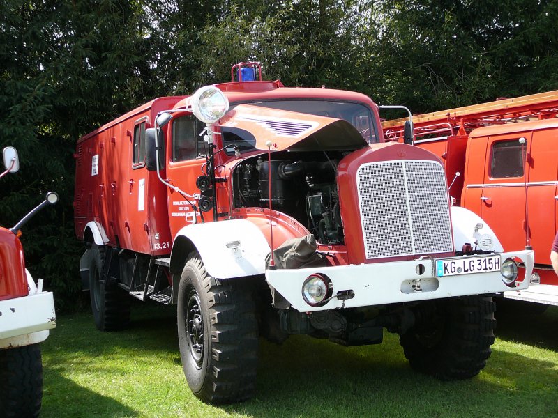 Mercedes Benz LG 315 als Feuerwehrfahrzeug bei der 1. Oldtimerausstellung in 36119 Neuhof - Hattenhof am 31.08.08 

