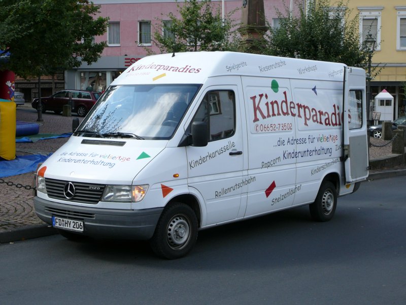 Mercedes Benz Sprinter 212 D vom  Kinderparadies  am 23.08.08 anl. des Hnfelder Stadtfestes