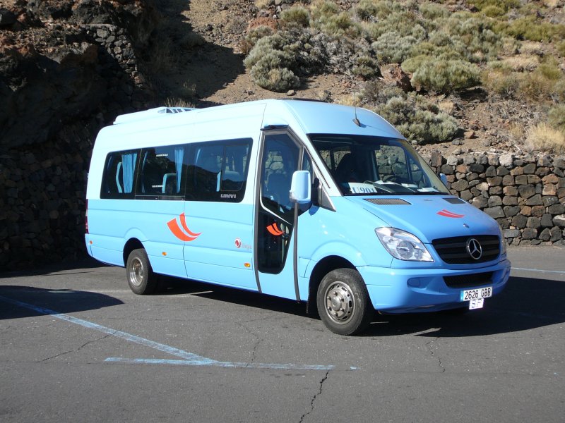 Mercedes Benz Sprinter als Kleinbus eines Reiseunternehmens auf dem Parkplatz der Teide-Talstation/Teneriffa im Januar 2009