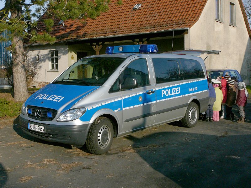 Mercedes Benz Vito des PP Osthessen während einer Präventionsveranstaltung im Kindergarten St. Ägidius in 36100 Petersberg-Marbach