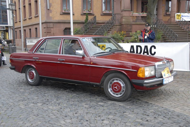 Mercedes-Benz W123 300D, Bj. 1979, 80 PS rollt zum Start anl. der 3. ADAC Oldtimersternfahrt zum Hessentag in Langenselbold, Startort Hnfeld, 06.06.2009 

