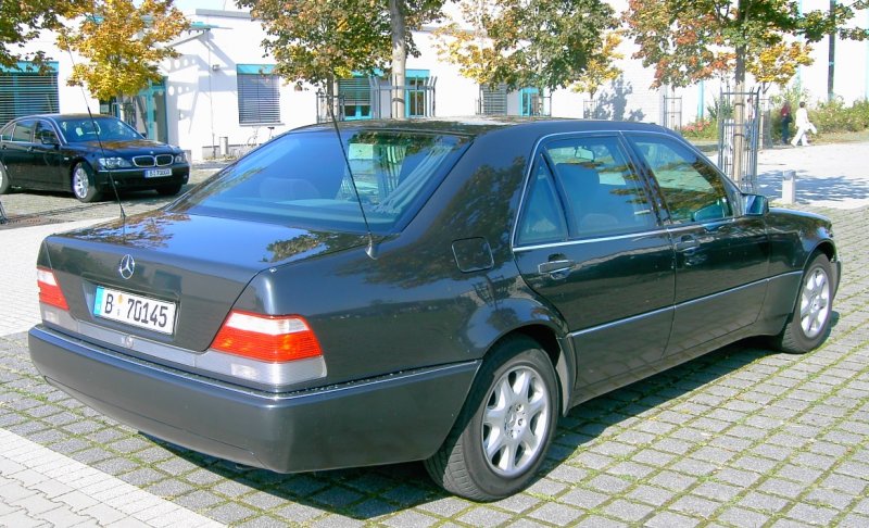 Mercedes Benz W140 S600 Der Bundespolizei Und Im Hintergrund Zu Sehen Ein Bmw 750 Il Ebenfalls Von Der Bundespolizei Gesehen Beim Tag Der Offenen Tur Fahrzeugbilder De