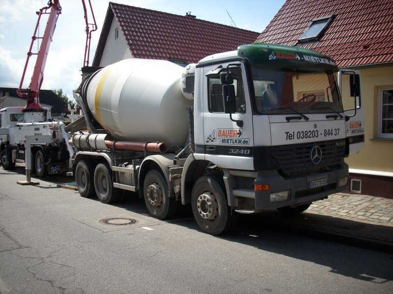 Mercedes-Betonmischer am 24.Juli 2009 an einer Baustelle in Bergen/Rgen.
