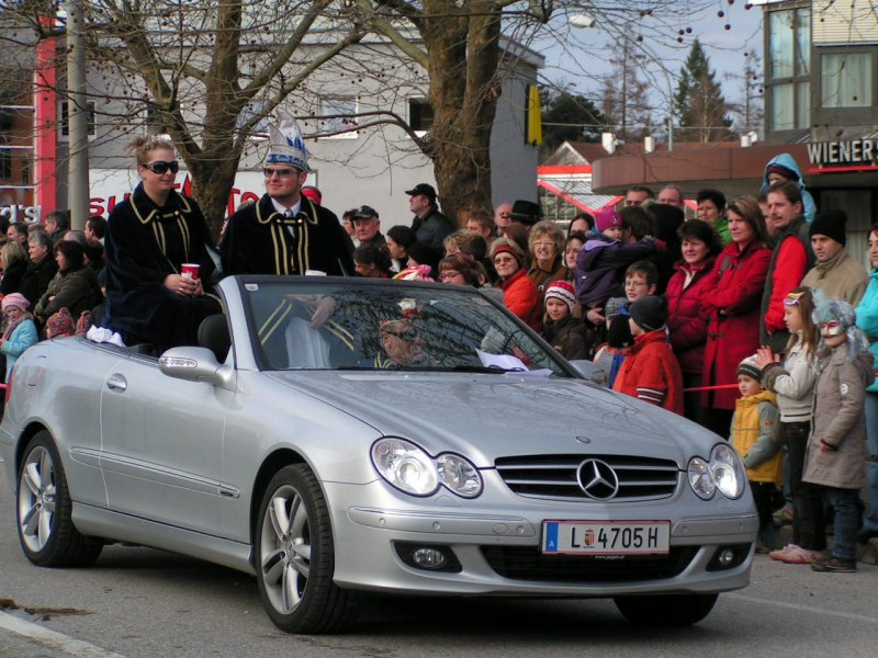 Mercedes-Cabrio mit Faschingsprinzenpaar; Ried i.I. 080120