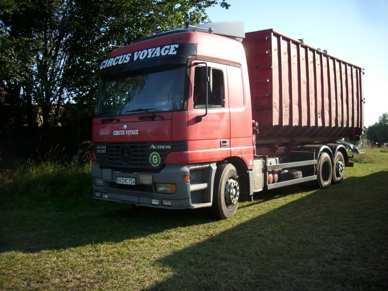 Mercedes-LKW vom Cricus Voyage mit einem Absetzcontainer auf der Ladeflche am 05.August 2009 in Teschenhagen.