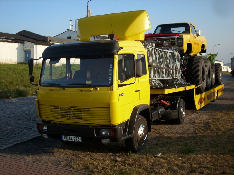 Mercedes-LKW mit einem Monstertruck auf der Ladeflche am 06.Juli 2009 in Bergen/Rgen.