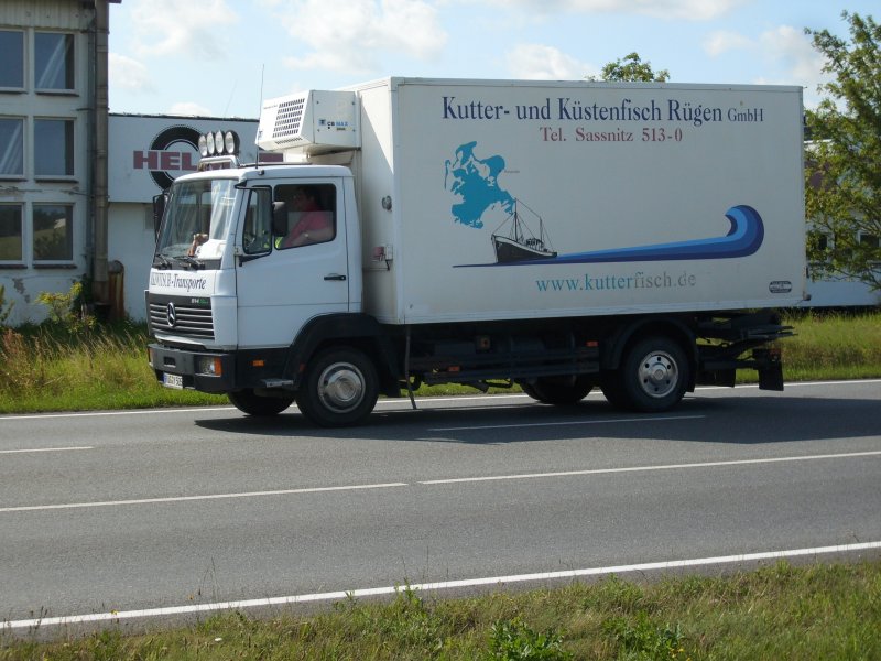 Mercedes-LKW unterwegs am 13.Juli 2009 auf der B96 bei Bergen/Rgen.