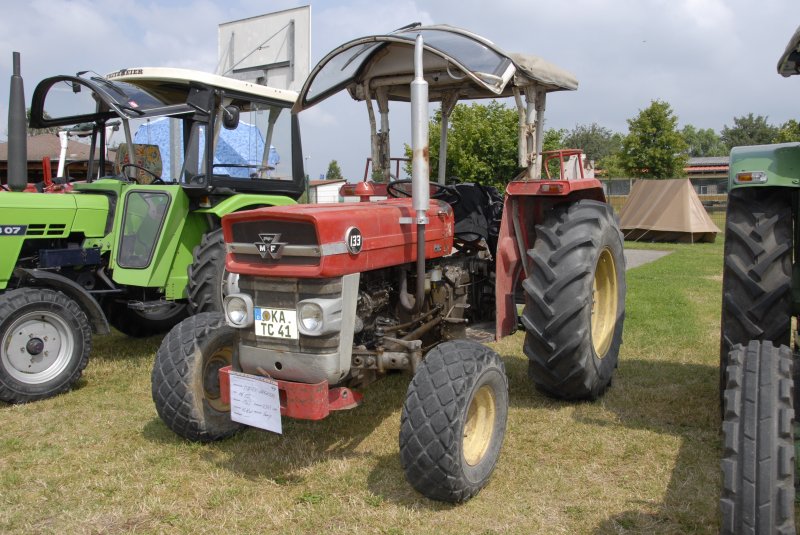 MF 133 steht am 29.06.2009 in 76689 Karlsdorf-Neuthard zur Oldtimerausstellung