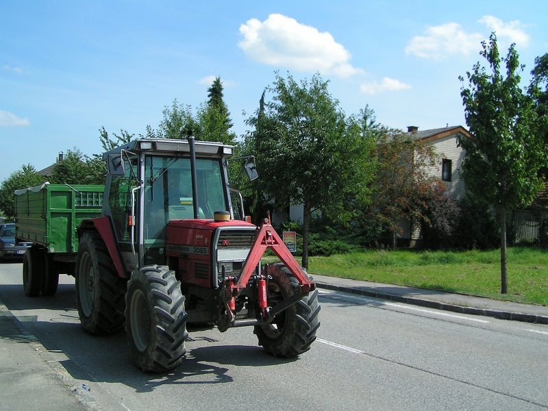 MF3065 zieht einen mit Getreide beladenen Einachshnger Richtung Lagerhaus; 090808