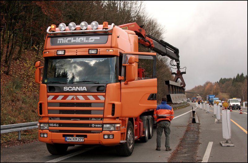 MICHELS Logistik: SCANIA 164G \8/ mit 580PS und einem PALFINGER Kran vom Typ PK 32080. Der Arm lsst sich auf ca. 14 Meter ausfahren und hat eine Traglast von ca. 2 Tonnen. (So steht es zumindest auf der Hompage der Spedition). (17.11.2008)
