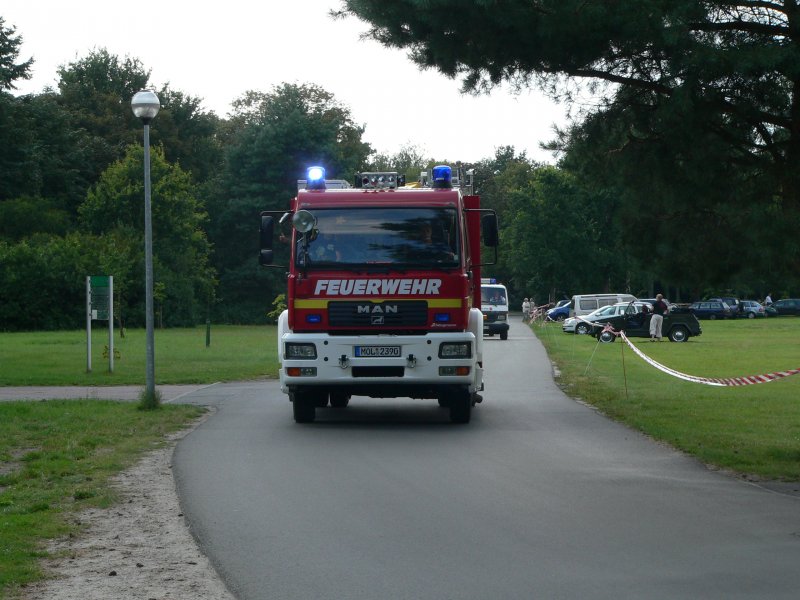 Mit Blaulicht! Anders durften sich Fahrzeuge auf dem Blaulichttreffen auch nicht fortbewegen. Hier ein Feuerwehrfahrzeug der Freiwilligen Feuerwehr Eggersdorf. 4.8.2007