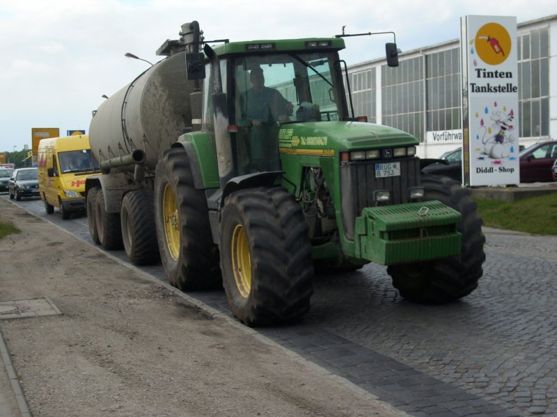 Mit einem Jauchehnger im Schlepp tuckerte am 11.Juni 2009 dieser Traktor durch die Stadt Bergen/Rgen.