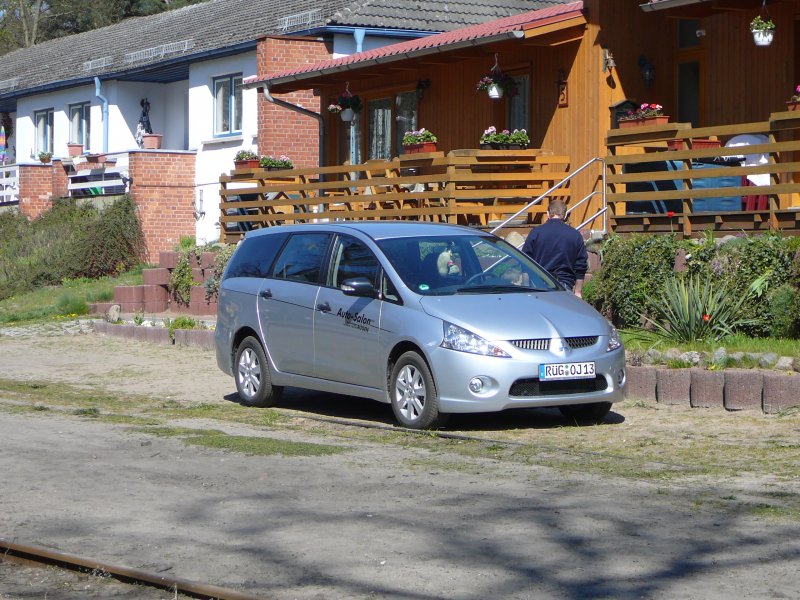 Mitsubishi am Bahnhof in Ghren/Rgen am 25.04.09