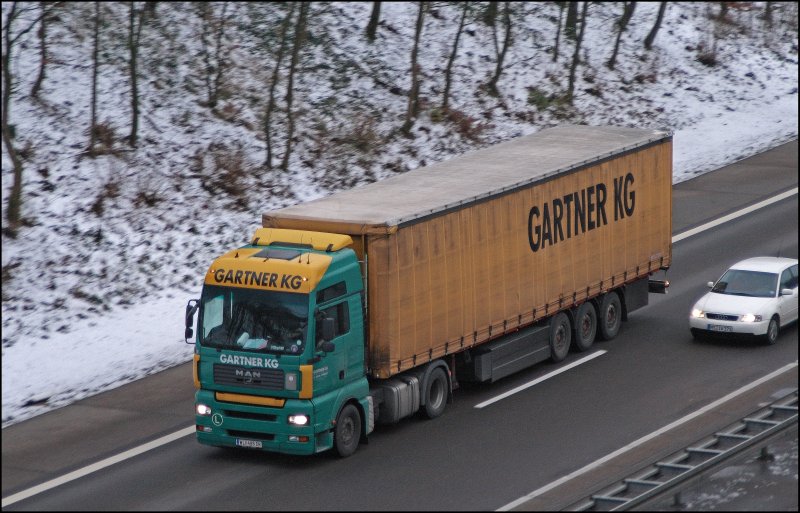 MITZIEHER: Ein MAN TGA 18.440 der Lambacher Spediton GARTNER KG ist in Richtung Ruhrgebiet unterwegs. (11.12.2008)
