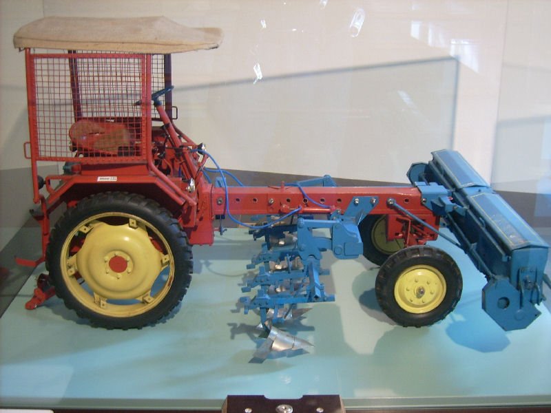 Modell der GT124 mit Hufeleinrichtung und Frontdngerstreuer im Landwirtschaftsmuseum Blankenhain