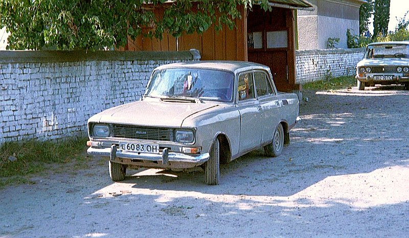 Moskvitch 2140 produziert durch IZH. Fotografiert mit eine APS-Kamera in Lavrykiv (Ukraine) 25-09-2005.