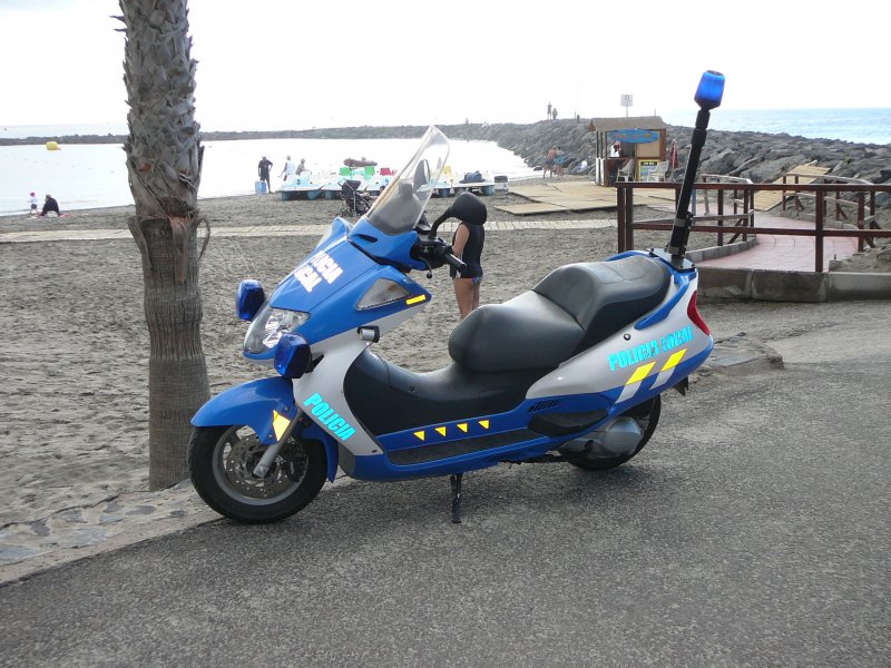 Motorroller der Policia Local abgestellt auf der Strandpromenade von Los Christianos/Teneriffa im Januar 2009