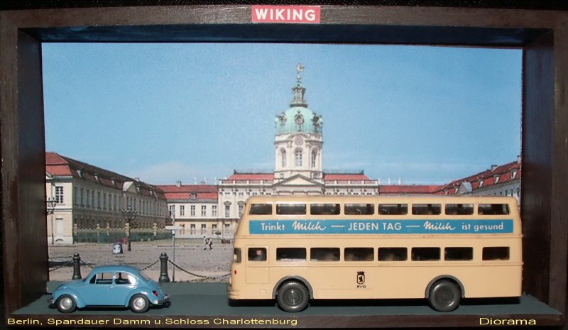 Mythos Wiking.Epoche III.Berliner Doppeldecker Bus Bssing D2U und WV 1303,vor dem  Charlottenburger Schloss 

