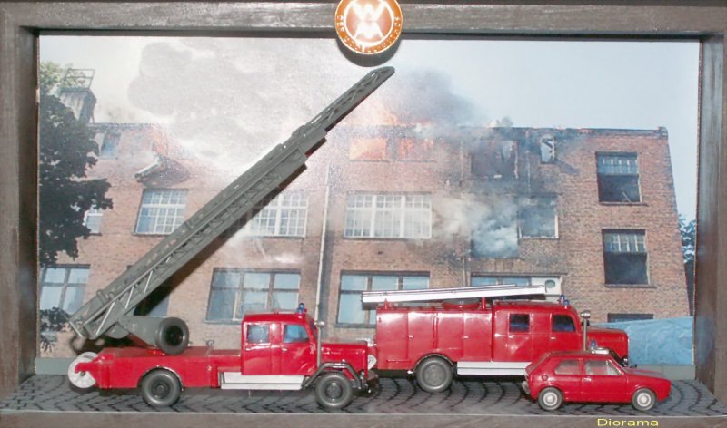Mythos Wiking.Epoche III.Feuerwehr,Magirus-Deutz Drehleiter,Lschwagen und VW Polo  Brandmeister  bei einem Brandeinsatz.