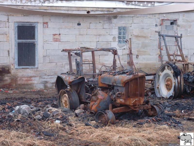 Nach einen verherenden Scheunenbrand am Abend des 11 Februar 2008 im Mitwitzer Ortsteil Neundorf (Landkreis Kronach) blieb nur noch ein Skellett eines alten Traktors brig. Es drfte sich meines erachtens um einen John Deere - Lanz handeln. Aufgenommen wurde das Bild am 29. Mrz 2008. 