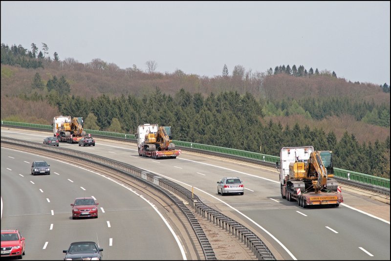 Nachschuss auf den Convoi der gerade die Talbrcke Bremecke auf der A45 Richtung Norden berquert. (03.05.2008)

