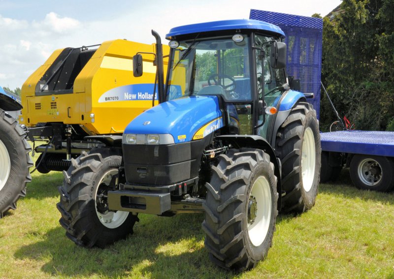 New Holland TD 5050 Traktor, 10.05.2009 auf einer Ausstellung in Odendorf.