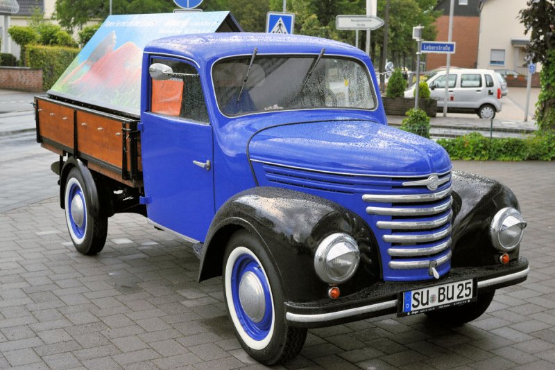 Oldtimer, evtl. auch Nachbau eines Kleinlasters, auf dem Khlergrill steht  Heinichen  ?? 25.07.2009 in Rheinbach. 