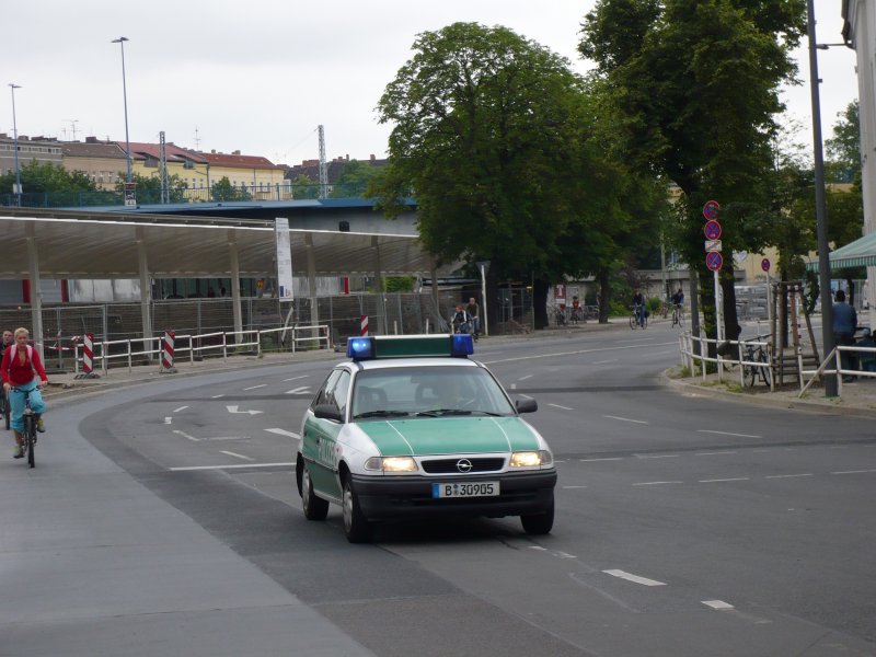 Opel Astra der Berliner Polizei bei der Sicherung der Fahrradsternfahrt am 3.6.2007, Weitlingstrae.