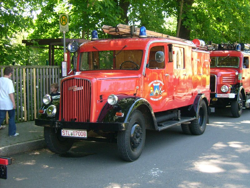 Opel Blitz der Neukirchener Feuerwehr als historisches fahrzeug beim Festumzug zum Burkhardtsdorfer Heimatfest