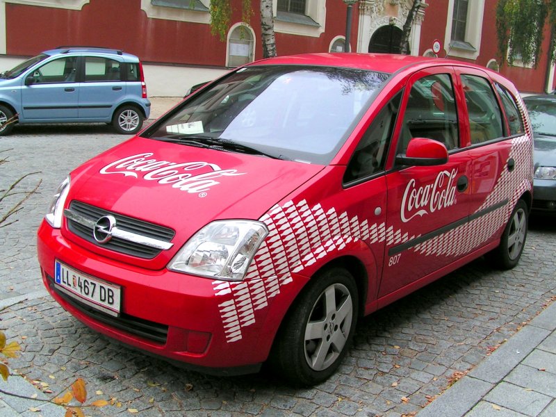 Opel-Corsa im  COCACOLA-Outfit ; 081010